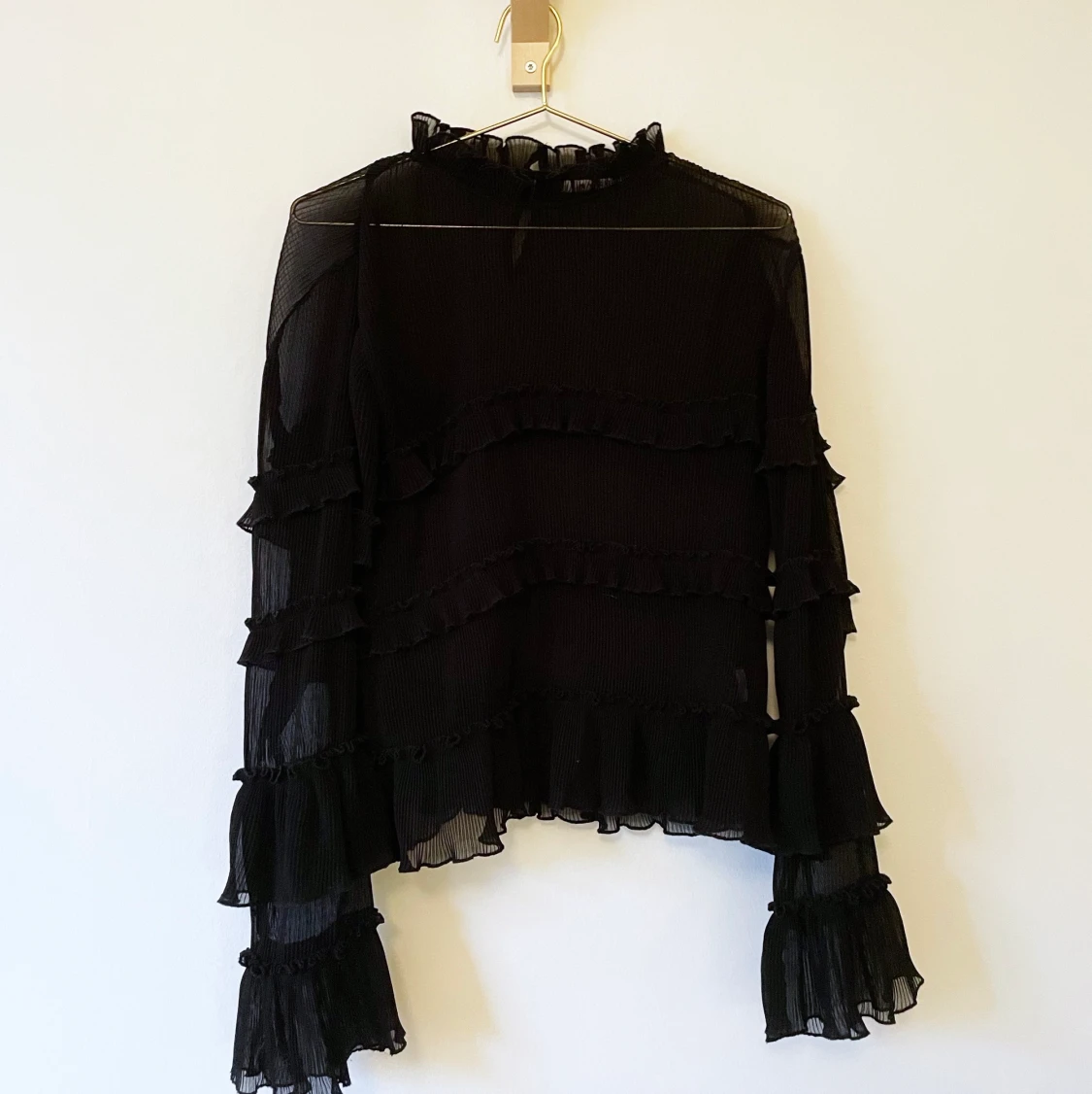 Svart blus med volanger