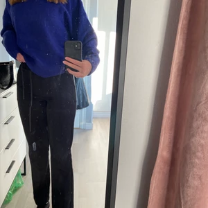 Svarta kostymbyxor  - Ett par svarta raka kostymbyxor från bikbok, knappen vid gylfen har låstnat, men inget som ändrar hur de sitter vid midjan!