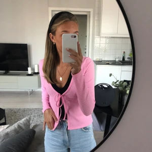 Rosa kofta - Jättefin och söt rosa kofta som man knyter. Säljer pga har en liknande hemma 🥰