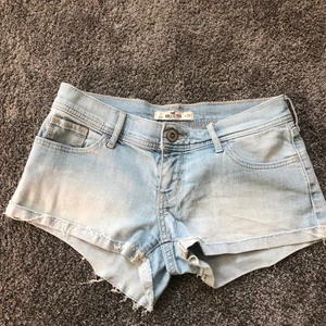 Hollister jeansshorts  - Jeansshorts från Hollister. Ljusblå i storlek W25. Mycket fint skick