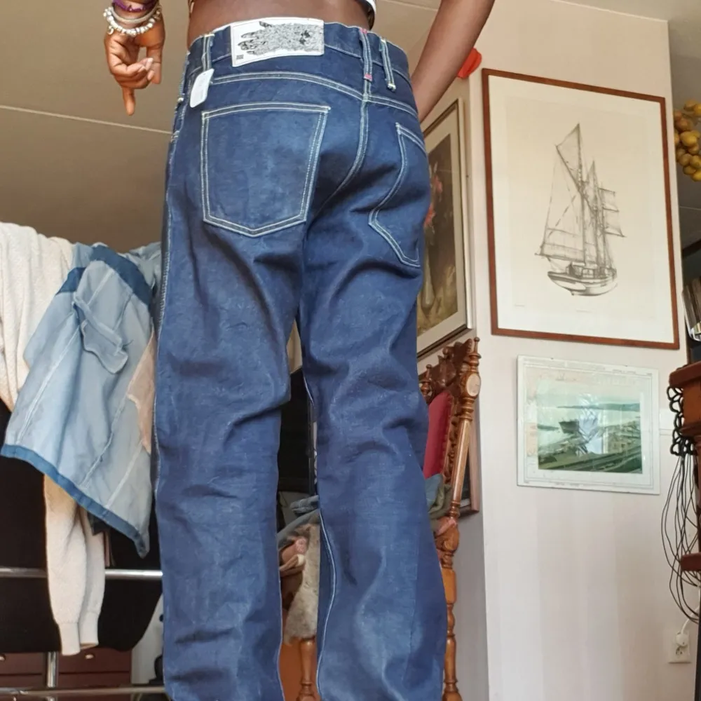 Ny unisex cowboy jeans som passar stk 32 _36 beror på hur man vill ha på sig. Den sitter jätte perfect som buggy och matcherar med allt. Finns fler bilder och bud I kommenterna . Jeans & Byxor.