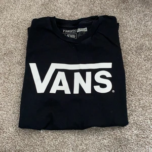 Vans T-shirt  - Ärmarna är fastsydda uppvikt, vilket ger en snygg detalj till tröjan! 