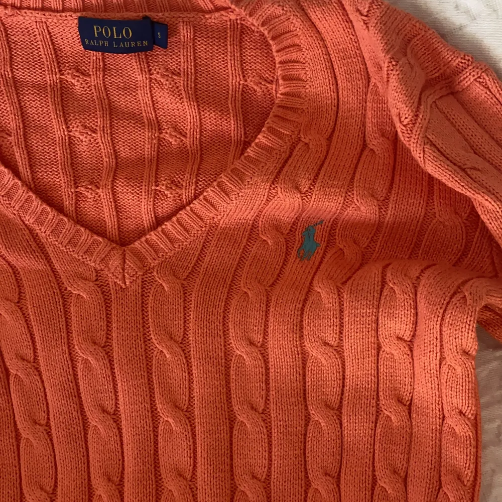 Super najs tröja från Ralph Lauren i en snygg korall färg! . Stickat.