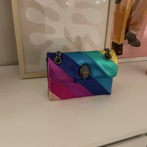 Väska - Säljer min fina Kurt Geiger väska då den inte kommer till användning längre. Nästan nyskick!! Säljer endast vid bra bud!