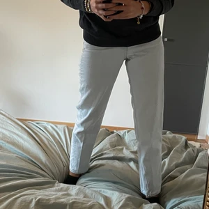 Jeans - Jättesnygga Jeans från weekday i superfin ljus färg, säljer för att de inte riktigt kommit till användning. Nyskick, använt fåtal gånger. 300kr, köparen står för valfri frakt❤️ På mig är jeansen lite för korta då jag har långa ben💕