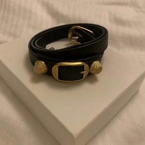 Balenciaga armband  - Balenciaga armband i mycket fint skick. Sparsamt användt. Kartong, dustbag och kvitto medföljer. Pris: 1000 kr, eventuell frakt tillkommer. 