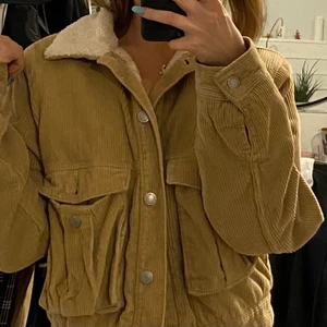 Manchester jacka beige - Flitigt använd för några månader sen men sen dess bytt stil lite så inte använt på väldigt länge. Fläckfri och hel, använder den bara inte och därför jag säljer. Frakt ingår i priset!