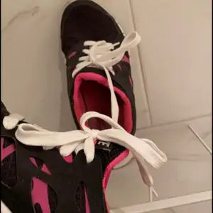 Svarta sneakers med rosa detaljer från Nike. Storlek 38. 