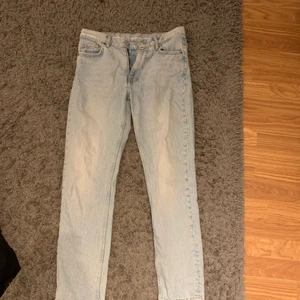 Raka jens - Köpta förra året, sparsamt använda då de inte passade riktigt, storlek 27 i midjan och helt långa på mig som är 169cm
