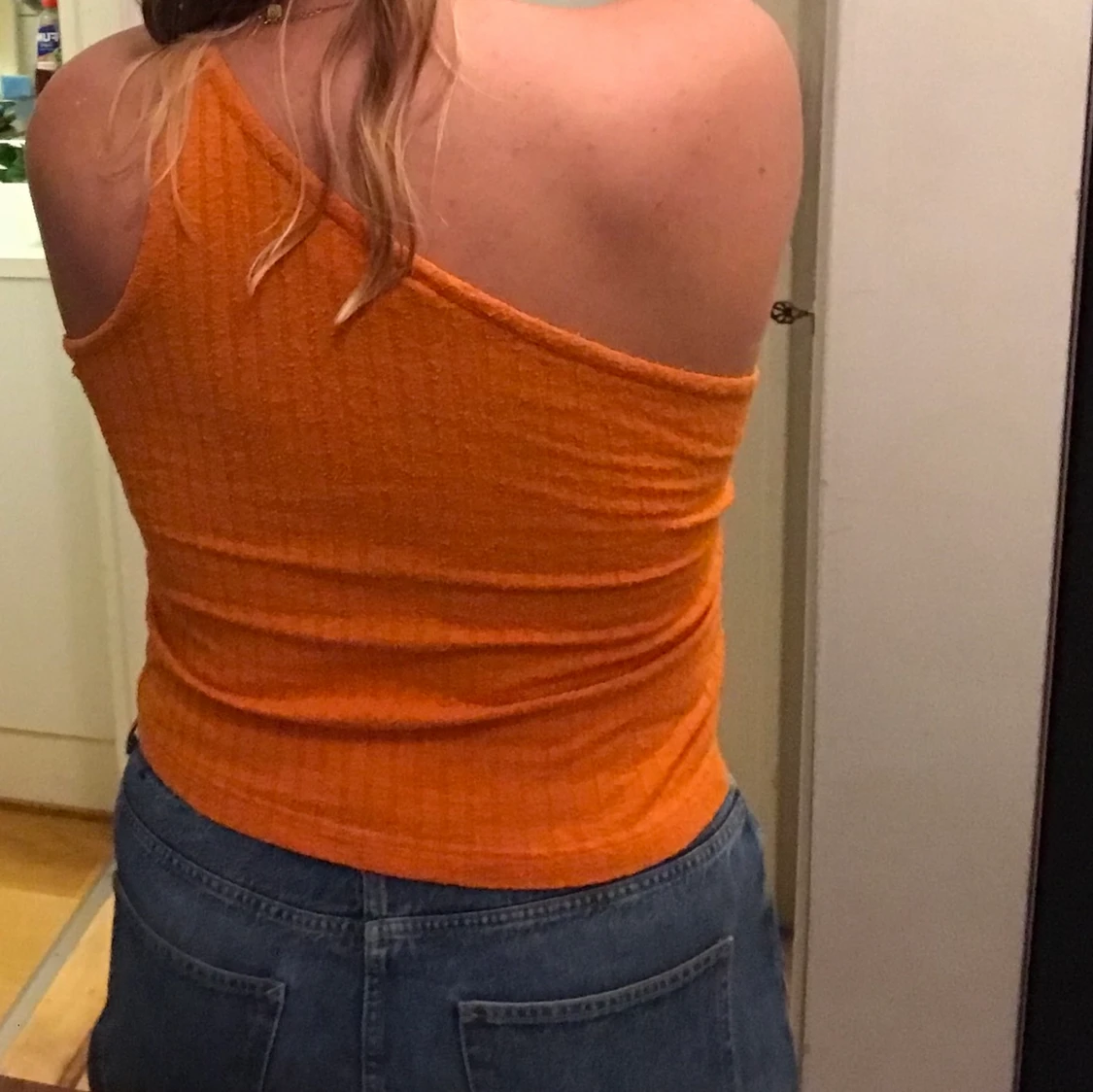 Orange one-shoulder topp weekday - 90