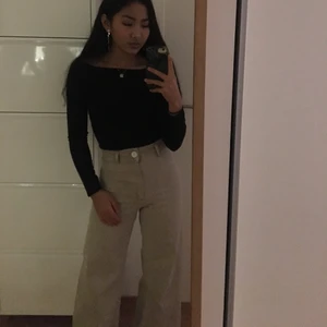 Beiga marine straight jeans från zara - Jättesnygga beiga marine straight jeans från zara, knappt använda och i storlek 34, säljes för 120 kr och nypris 400kr, pris kan diskuteras så var inte rädd att slänga iväg ett pm