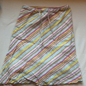 vintage indiska kjol - Säljer denna y2k kjolen från indiskas jätte gamla kollektion. Finns ej kvar längre. Har resår + knytning i midjan. Passar XXS/XS typ 32/34. Barnstorlek 134/140 egentligen. Har lager under så är ej genomskinlig! Kom privat för mått! Köparen står för frakt. ❤️ Först till kvarn! 