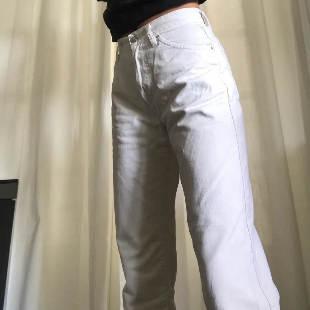 Nästan helt oanvända vita jeans från märket PASH. Storleken är 29. Fick inte med längden på bild men dom är ganska långa i benen och jag är 172cm! . Jeans & Byxor.