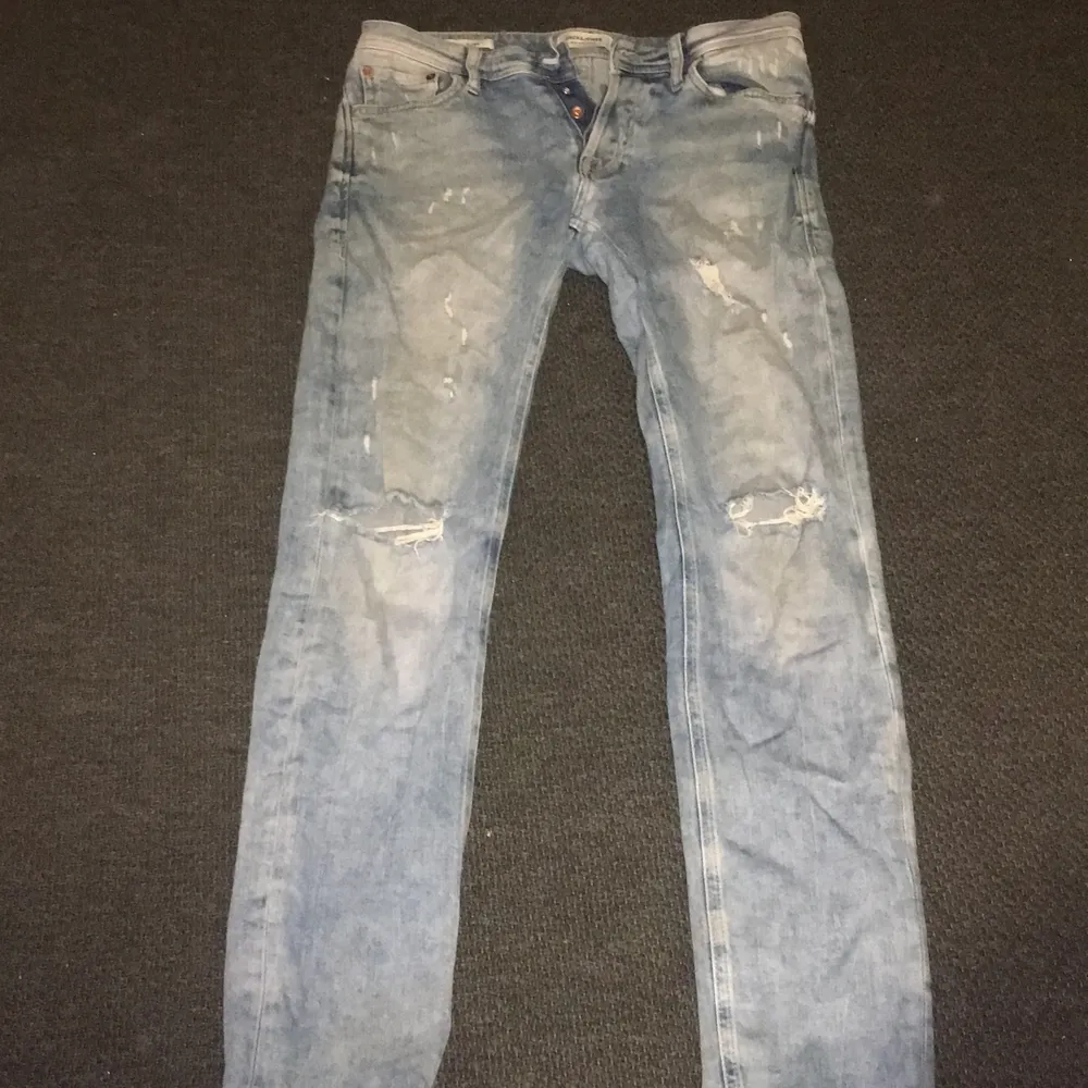 Jeans jack&jones.  Skick- använt- bra- en knapp hållare sprucken se bild för övrigt fina.   Strl 29x32.  Pris 85. Jeans & Byxor.