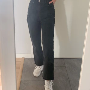 Svarta jeans - Säljer favoritjeansen från zara då de börjar bli för små.         Stl 32. De är lite insydda i benen men verkligen inget som märks🌸🌸