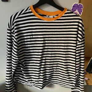 h&m tröja - En SUPERSKÖN och luftig tröja ifrån h&m, den sitter som XS, köpte för 100kr men säljer för 45kr❤️