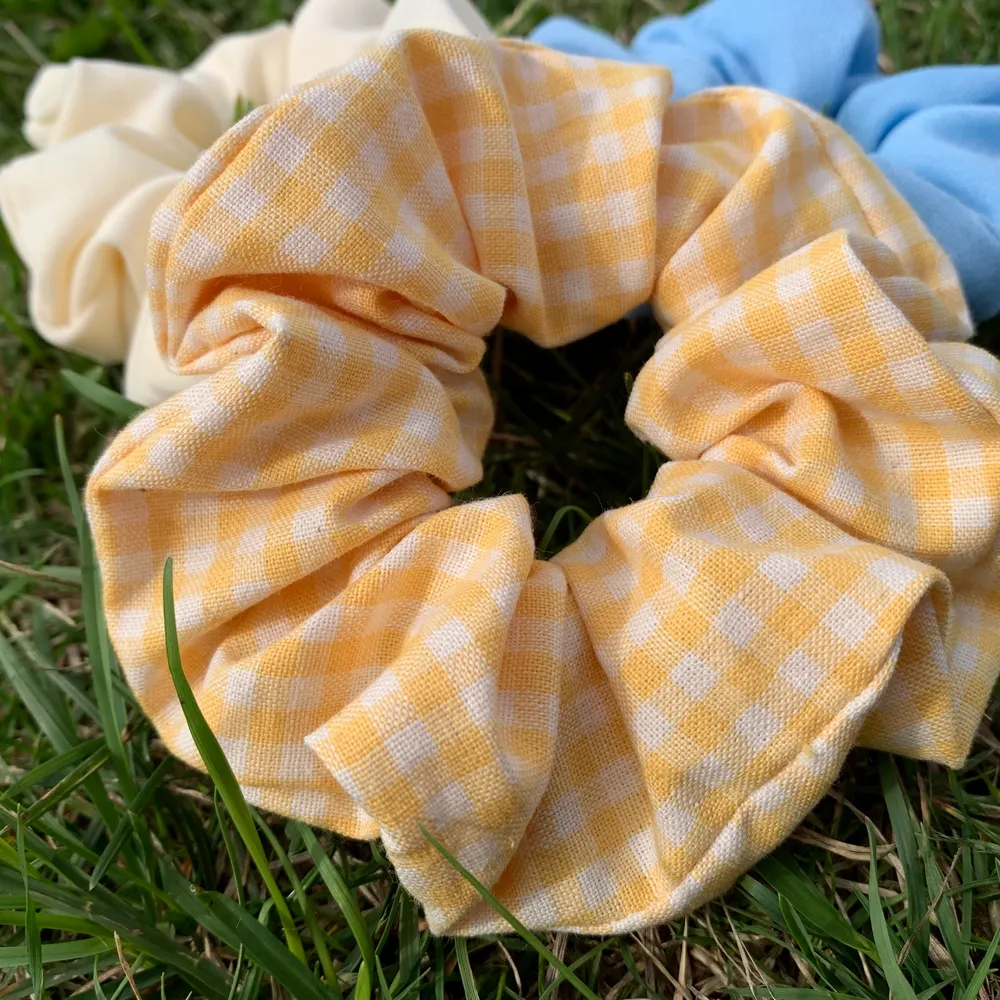 3 st rutiga gula scrunchies för endast 35kr! Hållbara och fina att ha under sommar, höst och vårdtid! 👒 Stark kvalite!. Accessoarer.