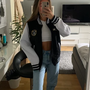 Jacka  - Säljer en sjukt cool collagejacka som är oversized och Såå snygg nu till hösten😍😍