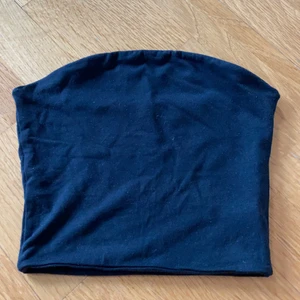 Tubetop - Svart top från bikbok. Aldrig använd!