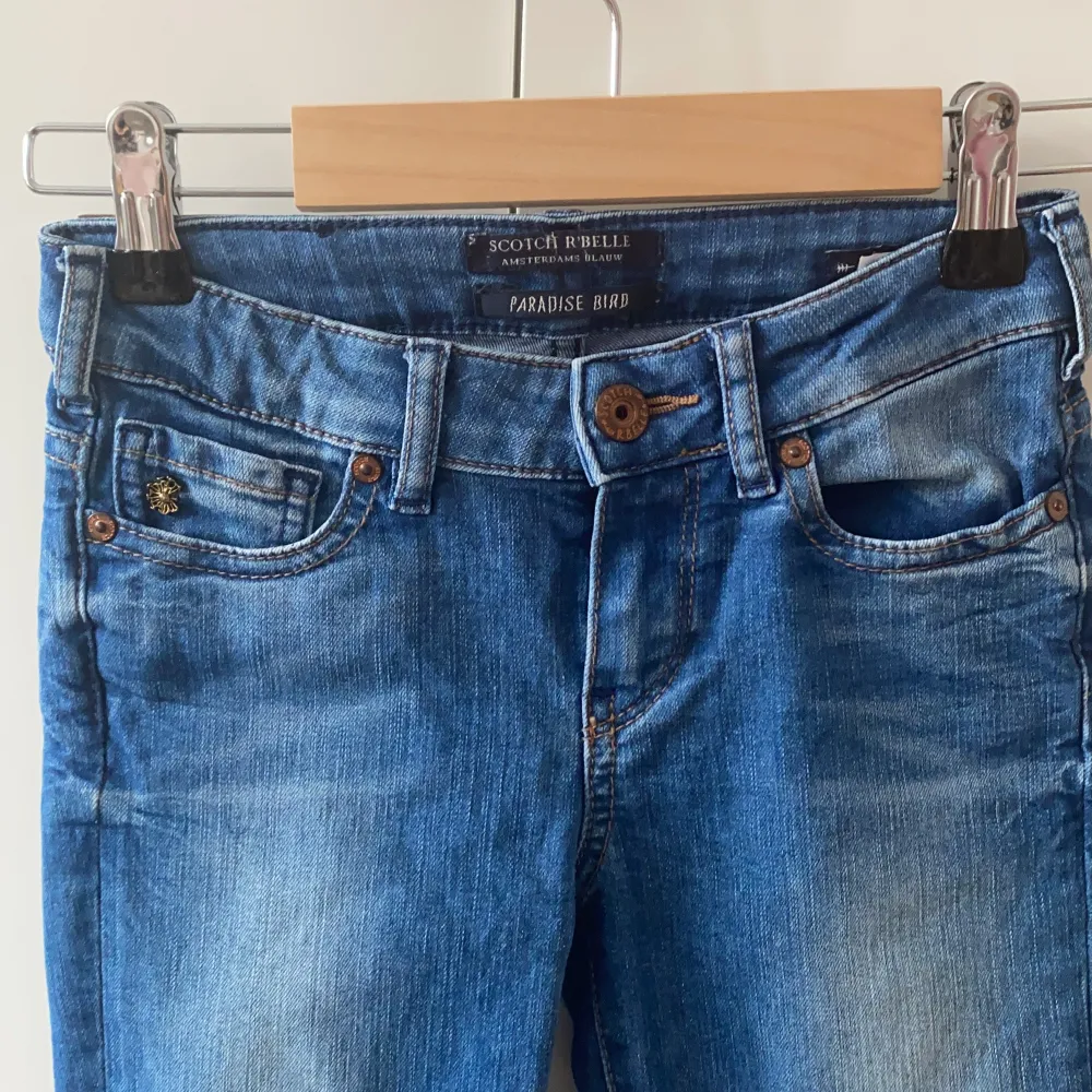 Väldigt fina jeans i storlek 128. . Jeans & Byxor.