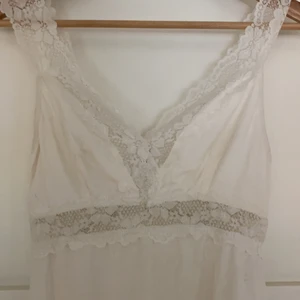 Topp - Vit snygg topp! Sitter fint på men har dessvärre inte kommit till användning. Ger lite y2k vibes🎉🎉🎉i storlek m men passa alltifrån m-xs