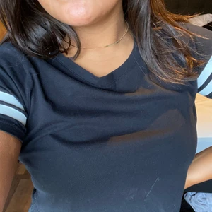 T-shirt - En svart t-shirt från New Yorker. Den är väldigt basic och passar till det mesta. Inte riktigt en kroppad tröja men den är lite kortare. Inte så använd och är i väldigt bra skick.