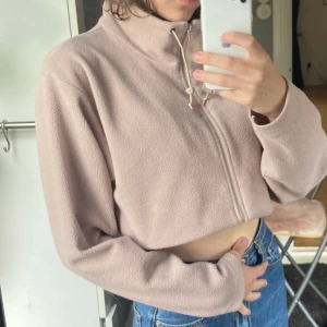 Fleecekofta - Kofta i fleece som är uppsydd (croppad) men det kan man sprätta om man vill. Köpt second hand men i fint skick ändå. Frakt tillkommer 