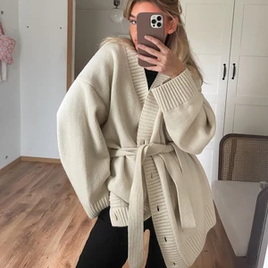 Kofta - Supermysiiiig kofta i H&M premium kvalite. Inköpt för 700kr säljs för 300kr.