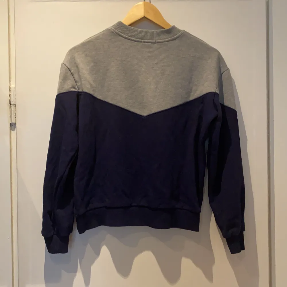 Mörkblå och grå sweatshirt från Rut&Cirle i storlek S. Köpt på NA-KD. Fungerar bra för sig själv eller med linne under. . Tröjor & Koftor.