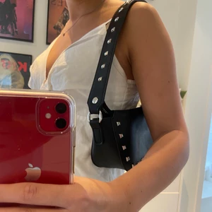 Väska - Svart väska med nitar på! Super bra kvalite då den knappt är använd. Köpare står för frakt. 