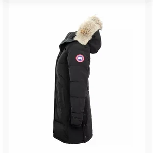 Canada goose shelburne - Säljer nu min älskade canada goose shelburne som blivit för stor för mig efter viktnedgång 😔 jackan är den finaste och varmaste vinterjackan jag ägt. Muddarna bytte jag ut i våras så de är helt nya och kemtvättade även jackan då. Den har vissa slitningar som går att fixa hos skräddare. Pälsen är stor, fin och fluffig! Skriv för fler bilder! ❄️  (Nypris ca 12000kr)