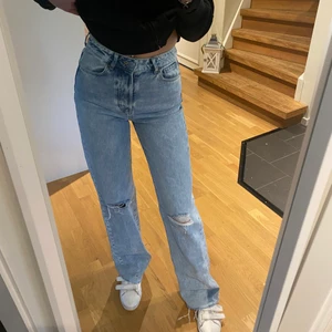 Raka jeans - Säljer dessa jeans från bikbok då dom inte kommer till användning längre. Lite långa på mig som är 168cm lång så passar om man är lite längre också. Dom är raka i modellen och sparsamt använda. Nyskick!💜