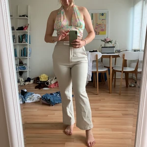 Beiga kostymbyxor  - Beiga kostymbyxor från zaras barnavdelning så är kortare i längden. Skulle säga att du kan vara Max 160 i dessa. Storlek S