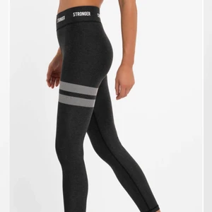 Stronger Regular Thights Strl XS/S  - Jättefina och sköna tränings leggings som jag använt ett fåtal gånger men är i fint skick💕🌟🌟Passar mig som är ca 165 cm lång och är medelhöga i midjan!! Utropspriset är 250+frakt eller köp DIREKT FÖR 350+frakt ⚡️⚡️⚡️