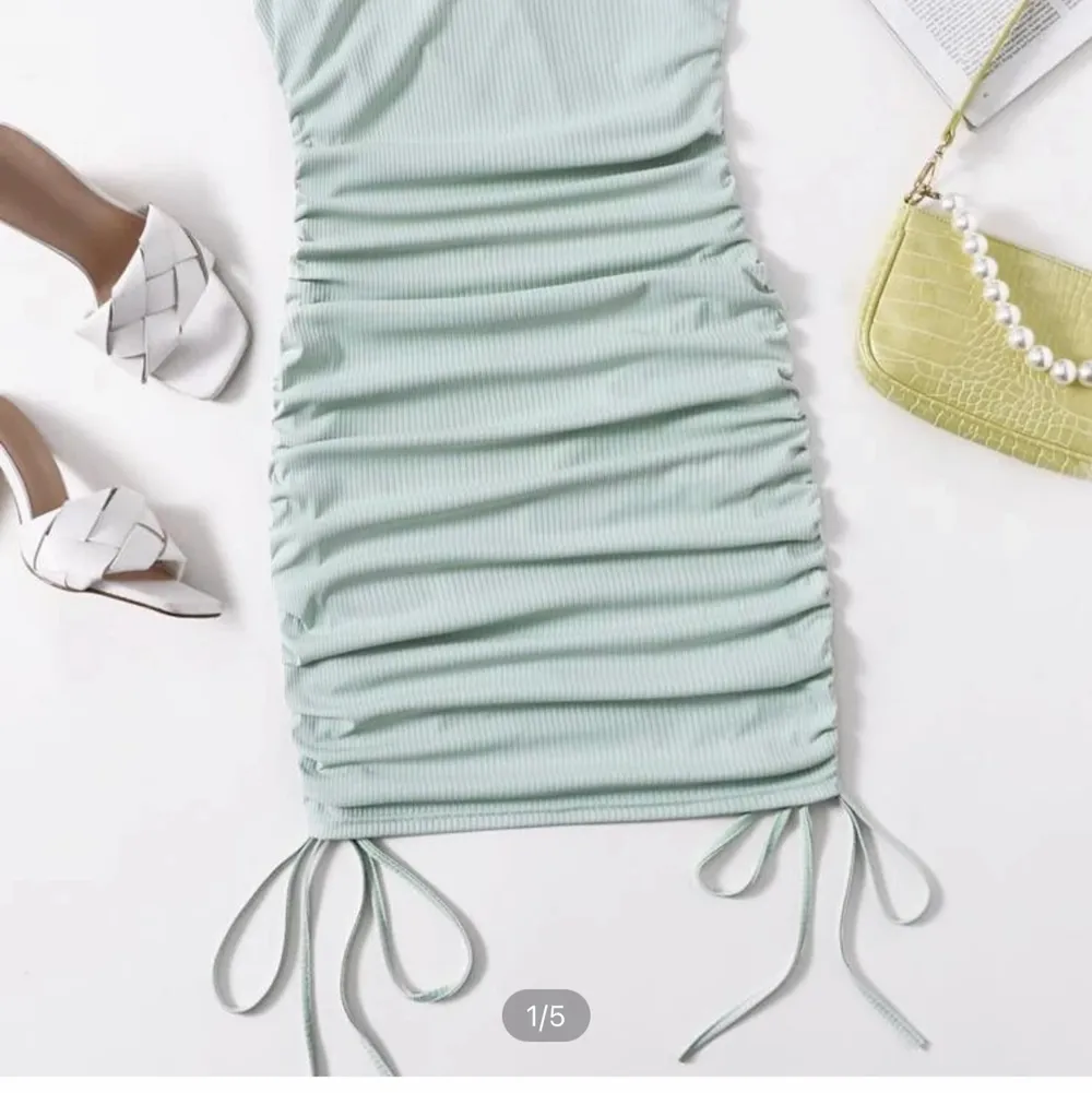 klänning från shein använd en gång, i storlek S. 75 kr inkl frakt 🥰. Klänningar.