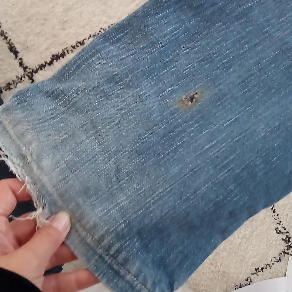 Lågmidjade vintage levis jeans 31/34. Litet hål på ena vaden, se bild. Pris exklusive frakt. Jeans & Byxor.