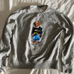 Ralph Lauren bear stl M - Polo bear by Ralph Lauren som jag inte längre använder eftersom den är för liten. Tröjan är ca 1 år gammal och skicket är helt perfekt. Passformen är även normal. 