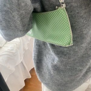 Väska  - Söt prickig väska, köpt från Plick💚 100 kr! Frakt ingår inte i priset!