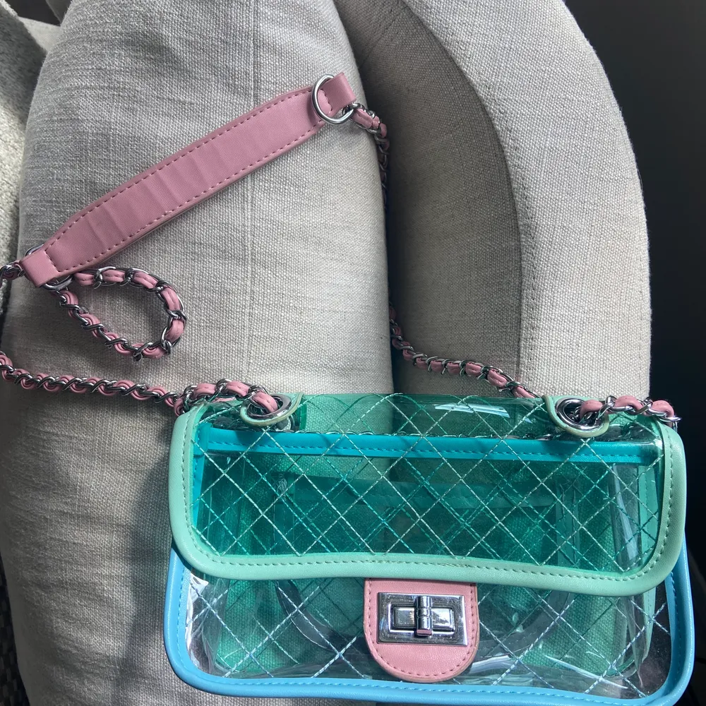 Jättecool väska som jag tyvärr inte vet märket på då jag köpt den second hand. Genomskinlig i rosa o blått! . Accessoarer.