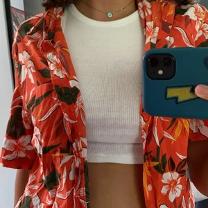 Hawaiiskjorta  - Hawaiiskjorta köpt second hand (t-shirt) är i storlek S herr så skulle säga att det sitter som en oversized M/L (dam) Sälgs pga att den inte kommer till användning! 