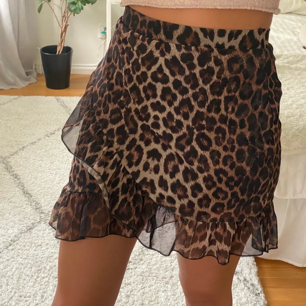 Säljer denna fina leopard kjol då den inte längre kommer till användning💕🐆 Köparen står för frakten! . Kjolar.