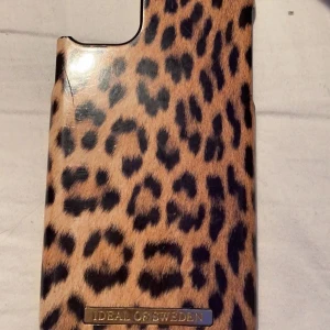 iPhone 11 - Säljer mitt iPhone 11 skal från ideal of sweden, den är lite trasig men funkar som vanligt. Inte så många repor (bara efter jag tappa min mobil på anstalten då den gick sönder) men säljer då för billigt! Säljer detta skal pga att jag kar ny köpt ett nytt❤️👍🏼