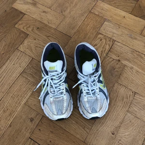 Nike - träningsskor 🌻 - Träningsskor från Nike, använda men i fint skick! Storlek 36,7. Säljes pga lite för små tyvärr ✨