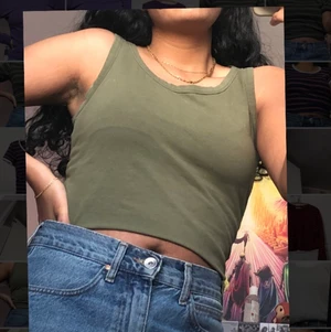 Grönt linne - grönt linne med ganska breda axelremmar! storlek L men sitter bekvämt tight på mig som har storlek S/M!💞 köparen står för frakt!