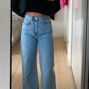 Weekday ace jeans - Widejeans från weekday i modellen ace i en ljusblå färg. Väldigt bra skick, nypris 500