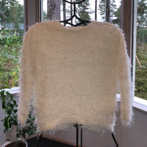 Vit tröja men skimrande inslag - Jättefin tröja med skimrande inslag