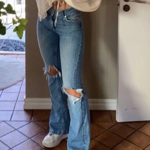 Jeans - jeans me nice färg och snygga hål! Det är bootcut modell med midrise (går precus tilk naveln)!💕 formar benen och rumpan jättefint! 