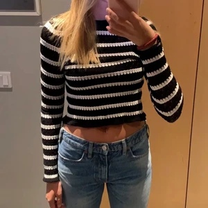 Randig zaratröja - Säljer denna så trendiga tröja från zara som är i nyskick, sjukt fin och passar till mycket. Hör av er vid intresse💞