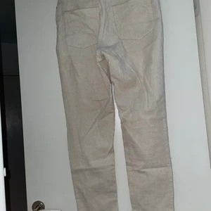 Monki byxor  - Säljer dessa manchesterbyxor från monki då de är för stora för mig. Använda enstaka gång. Hör av dig för mer information och fler bilder! 