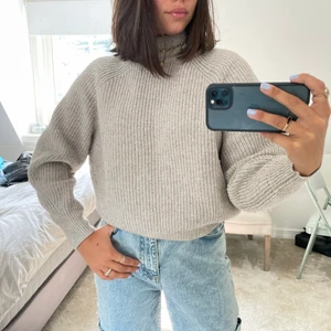 HM stickad tröja - En beige stickad tröja från HM i storlek XS, perfekt till hösten!😻 köparen står för frakt